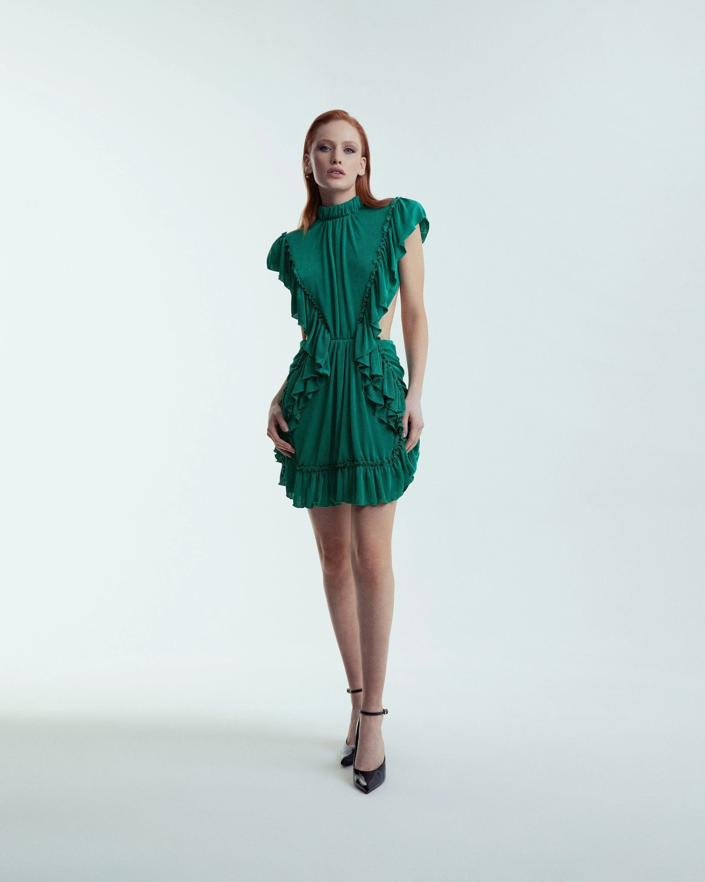 ABITO CORTO VERDE SCOLLATO SUL RETRO E DRAPPEGGIATO CON SPALLINE E BOTTONI - Image 2